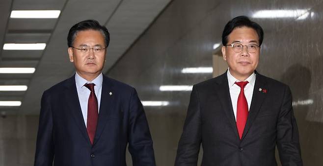 송언석 국민의힘 원내대표(오른쪽)와 유상범 원내운영수석부대표가 23일 국회에서 원내대표 회동을 위해 이동하고 있다. ⓒ 뉴시스