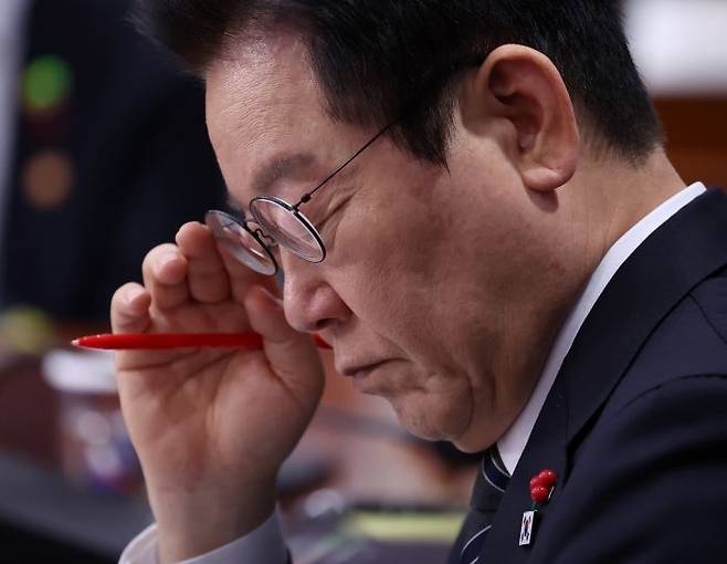 이재명 대통령이 19일 서울 종로구 정부서울청사 별관에서 열린 금융위원회·공정거래위원회 업무보고에서 자료를 살펴보고 있다. ⓒ뉴시스