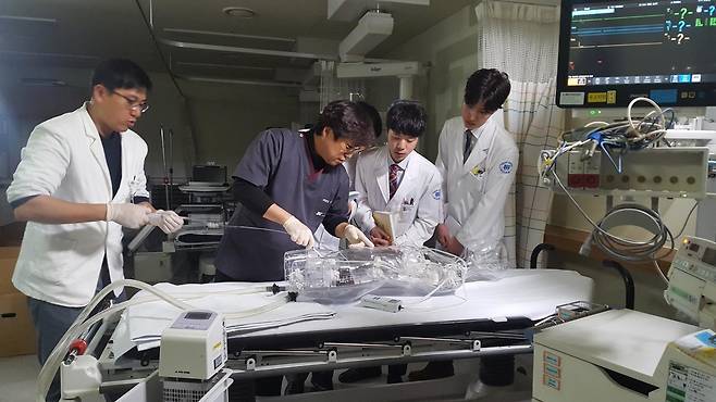 장성욱 단국대병원 심장혈관흉부외과 교수(충남권역외상센터장·왼쪽에서 두 번째)가 복부에 대량 출혈이 발생했을 때 대처할 수 있는 대동맥 내 풍선폐쇄소생술(레보아)을 교육하고 있다. 단국대병원 제공