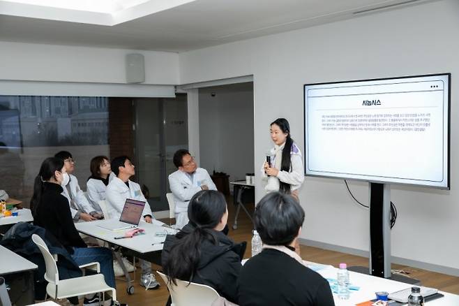 한 참가자가 조별로 작성한 시놉시스를 발표하고 있다. 뷰티테크랩 연구원들도 함께 듣고 그 안에서 연구 현장의 고민과 맞닿은 지점을 짚어냈다. 남윤중 제공&nbsp;