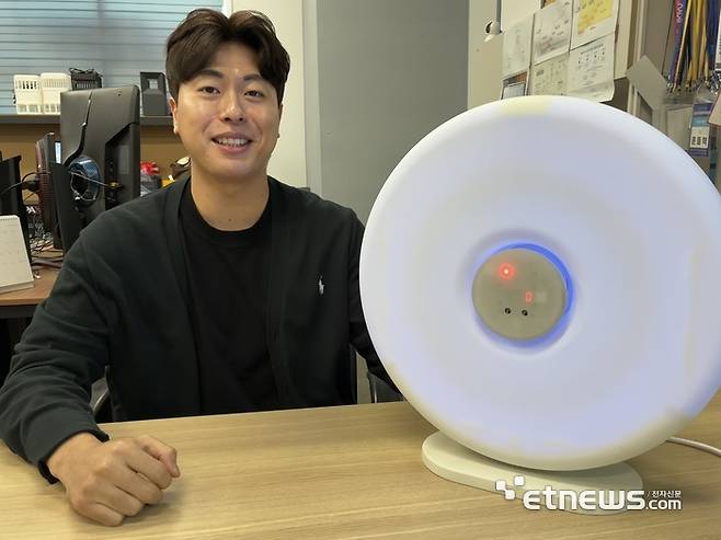 윤동혁 해바캄 대표가 IoT 센서를 탑재한 포충기 신제품 프로토타입을 직접 소개했다.