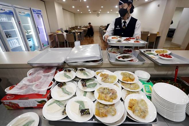 서울 중랑구 서울의료원 장례식장에 일회용기가 아닌 다회용기로 음식이 차려져 있다.   뉴시스