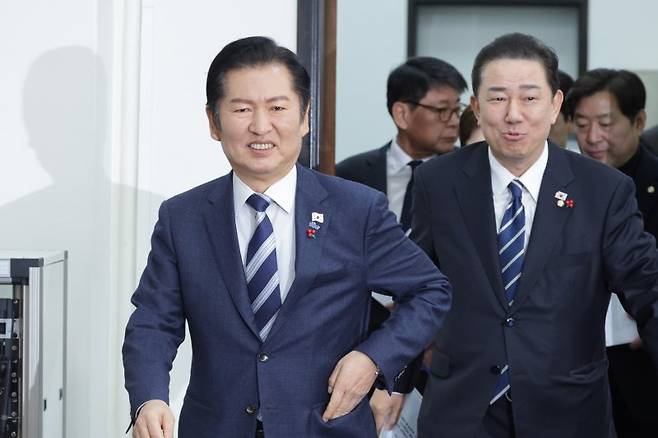 더불어민주당 정청래 대표(왼쪽). 김병기 원내대표가 24일 국회에서 열린 최고위원회의에 참석하고 있다. 뉴스1