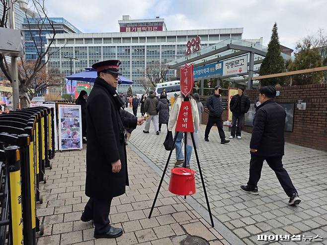 24일 오후 서울 중구 명동성당 앞에서 구세군 자선냄비 캠페인이 열리고 있다. 사진=박성현 기자