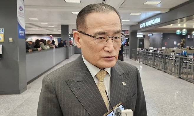 위성락 대통령실 국가안보실장이 지난 16일(현지시각) 미국 워싱턴 인근 덜레스 공항을 통해 입국한 뒤 기자들 질문에 답하고 있다. 연합뉴스