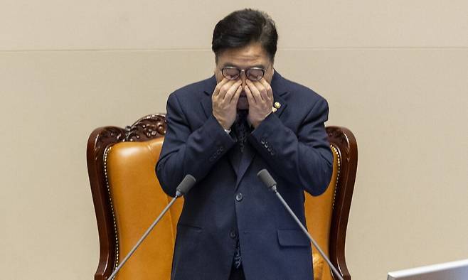 원식 국회의장이 24일 국회에서 열린 12월 임시국회 본회의에서 허위조작근절법에 대한 필리버스터 진행도중 눈을 비비며 피로를 풀고 있다. 연합뉴스