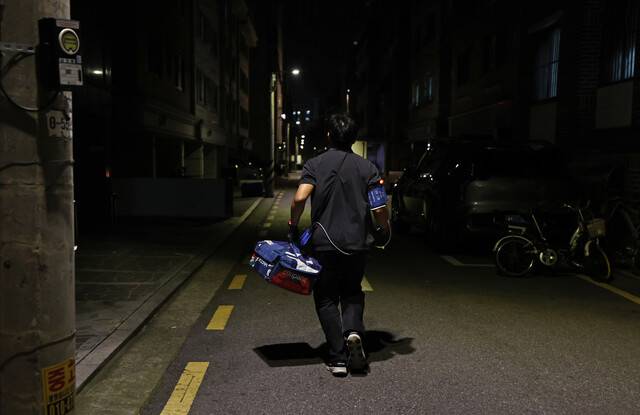 류석우 기자가 쿠팡 프레시백을 들고 서울 송파구의 한 골목을 뛰어가고 있다. 이종근 선임기자 root2@hani.co.kr