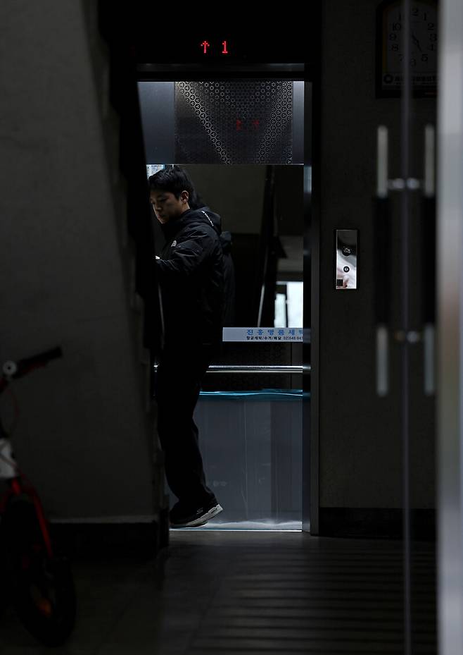 류석우 기자가 서울 강남구의 한 아파트에서 물품을 배송하기 위해 엘리베이터에 타고 있다. 이종근 선임기자 root2@hani.co.kr