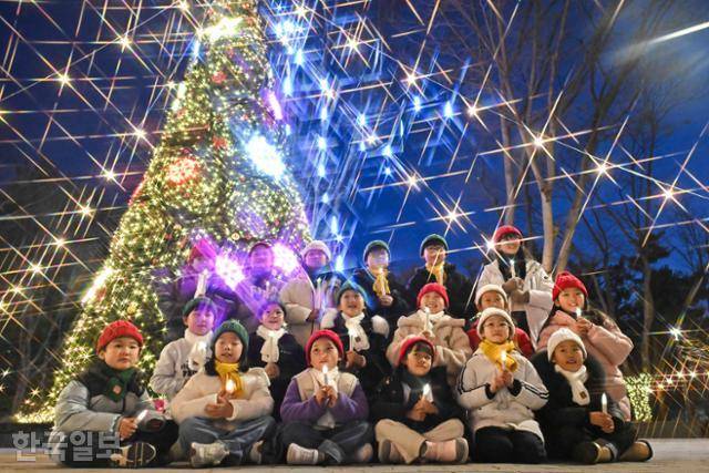 아이들이 든 LED 촛불과 트리들이 밝게 빛나고 있다. 올해 성탄절엔 이웃들과 따뜻한 온정을 나누길 소망해본다. 정다빈 기자