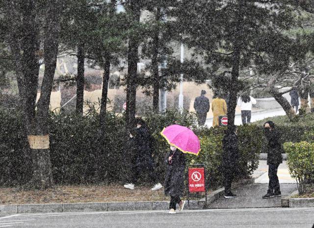 진눈깨비가 내리는 서울 서초구 대검찰청에서 직원들이 점심식사를 하기 위해 이동하고 있다. 홍인기 기자