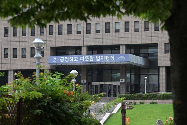 경기 과천시 정부과천종합청사 법무부 전경. 법무부는 현직 검사의 전국 '검찰실무1' 기말시험 문제 유출 의혹과 관련해 이달 1일 "협의한 범위를 벗어나 강의가 이뤄졌고, 평가의 공정성에 상당한 영향을 줄 수 있는 사안이라고 봐 기말시험을 재실시하기로 결정했다"고 밝혔다. 정다빈 기자