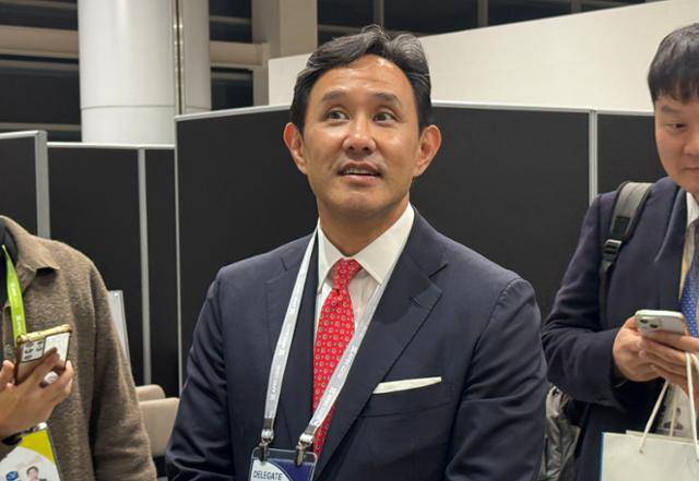 최윤범 고려아연 회장이 10월 29일 경북 경주 예술의전당에서 열린 한미 비즈니스 라운드 테이블 리셉션을 마친 뒤 취재진 질문에 답하고 있다. 경주=연합뉴스