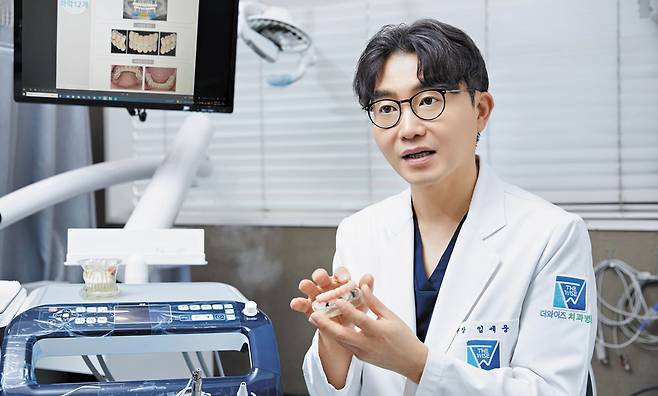 임세웅 병원장이 임플란트 치료 방식에 관해 설명하고 있다 /신지호 헬스조선 기자