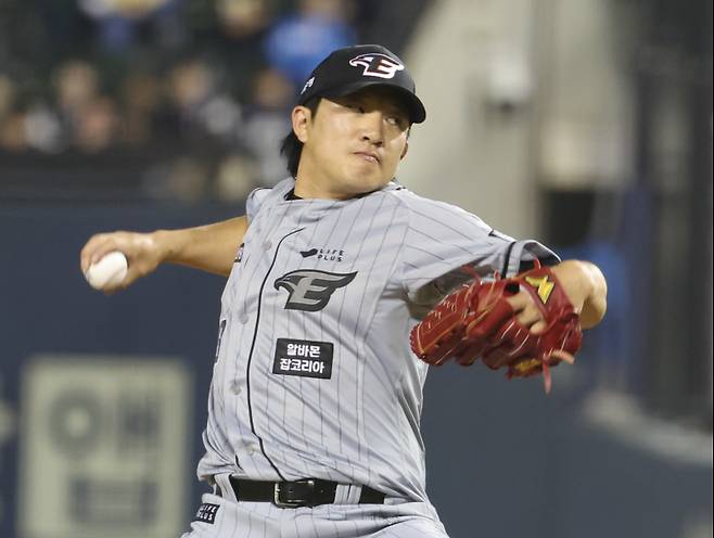 11일 오후 서울 잠실야구장에서 열린 프로야구 한화와 두산 경기. 한화 투수 장시환이 7회 선발 류현진에 이어 등판 역투 하고있다. 잠실=정시종 기자 capa@edaily.co.kr /2024.04.11.