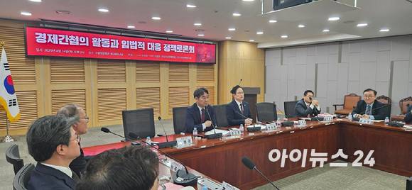 국회 의원회관에서 열린 '경제간첩의 활동과 입법적 대응' 정책토론회에서 이성권 국민의힘 의원(왼쪽)이 발언하고 있다. [사진=박지은 기자]