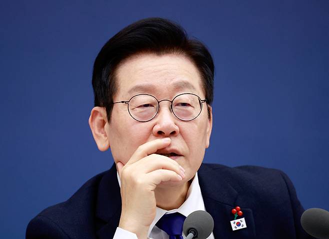 이재명 대통령이 16일 정부세종컨벤션센터에서 열린 보건복지부(질병관리청)·식품의약품안전처 업무보고에서 정은경 복지부 장관의 발언을 듣고 있다. 2025.12.16 [대통령실통신사진기자단] [사진=연합뉴스]