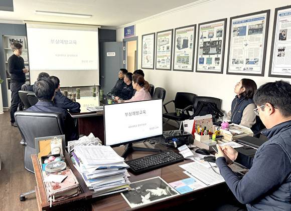 24일 포항대 RISE 사업단이 포항시 남구 연일읍에 위치한 ㈜탑테크 회의실에서 임직원 9명을 대상으로 '지역산업체별 부상예방교육'을 실시했다. [사진=포항대학교]