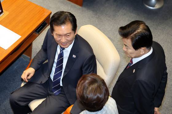 정청래 더불어민주당 대표가 지난 8월 25일 오전 서울 여의도 국회에서 열린 제428회 국회(임시회) 제2차 본회의에서 정동영 통일부 장관, 의원들과 대화하고 있다. 뉴스1