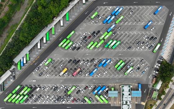 서울 시내의 한 공영버스 차고지에 버스들이 세워져 있다.   [연합뉴스]