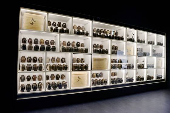 국립광주박물관 안에 새로 개관한 도자문화관 1층 ‘신안해저 도자 전시실’ 전경. 전남 신안 앞바다에서 발굴된 14세기 신안선 출수 도자기 6500점이 각양각색의 맵시를 뽐낸다. 사진 국립광주박물관