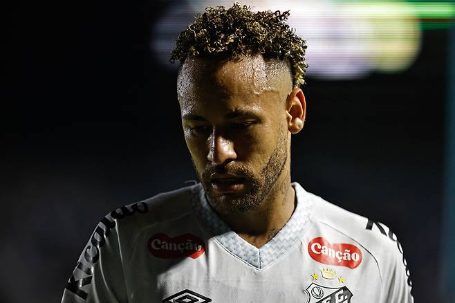 브라질 축구스타 네이마르가 북중미 월드컵 본선 도전을 위해 무릎 수술을 받았다. 로이터=연합뉴스