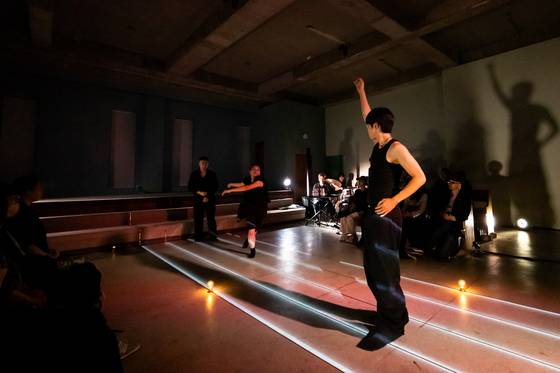 지난 10월 서울 삼선동 TINC(This is not a church)에서 열린 화성학 실습 쇼케이스의 한 장면. [사진 서울국제공연예술제]