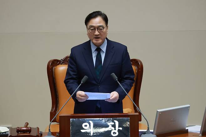 우원식 국회의장이 23일 국회 본회의에서 주호영 국회부의장에게 필리버스터 사회를 요청하고 있다. 연합뉴스
