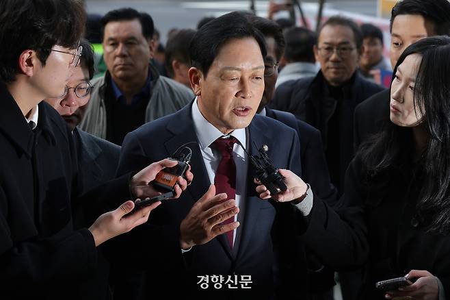 김선교 국민의힘 의원이 26일 서울 종로구 광화문 KT 빌딩에 마련된 김건희 특검 사무실에 피의자 신분으로 출석하며 취재진의 질문에 대답하고 있다. 정효진 기자