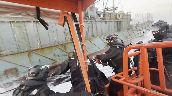 해경이 불법조업을 하는 중국어선을 나포하기 위해 와이어를 자르고 있다. 중부지방해양경찰청 제공