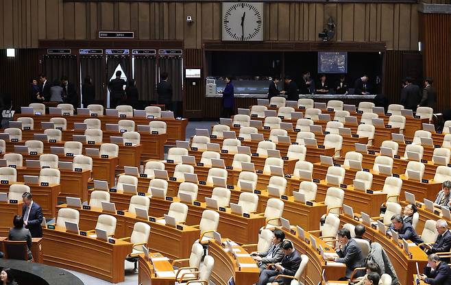 Seats for lawmakers of the main opposition People Power Party are left empty as the party boycotts a vote to end a filibuster on the anti-false information bill during a plenary session at the National Assembly in Seoul on Wednesday. (Yonhap)