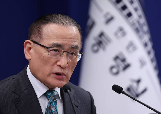 Director of national security Wi Sung-lac speaks during the press briefing held in Cheong Wa Dae in Seoul, Wednesday. (Yonhap)