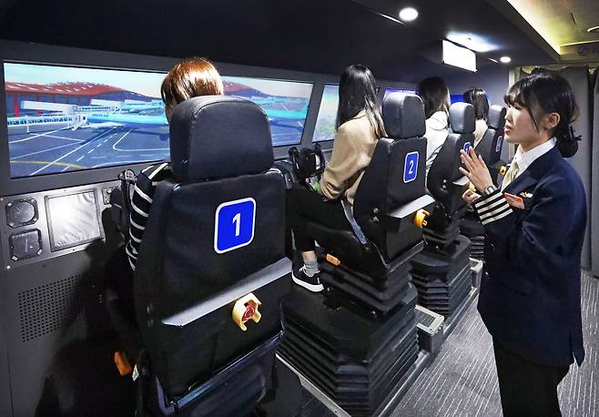 I learn how to fly an airplane on a flight simulator at KidZania in Jamsil, southern Seoul, on Dec. 20. [PARK SANG-MOON]