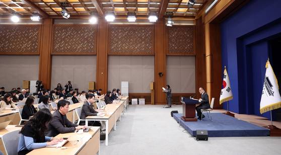 National Security Adviser Wi Sung-lac, right, holds a press briefing on his weeklong visit to the United States, Canada and Japan at the briefing room in the Blue House in central Seoul on Dec. 24. [JOINT PRESS CORPS]