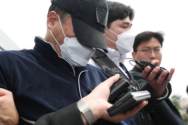 A man leaves the Yongin Dongbu Police Station in Yongin, Gyeonggi, on April 17 to attend a court hearing. [NEWS1]
