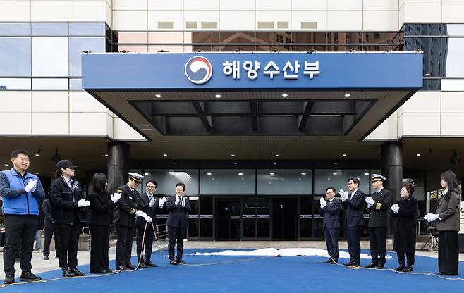 이재명 대통령이 23일 부산 동구 수정동 해양수산부 임시청사에서 열린 해수부 현판 제막식에서 참석자들과 가림천을 걷어낸 뒤 박수를 치고 있다. [김호영 기자]