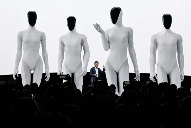 허샤오펑 회장이 지난 11월 5일 광저우 샤오펑 본사에서 열린 ‘2025 인공지능(AI) 데이’ 행사에서 휴머노이드 로봇 ‘아이언’의 2세대 모델을 소개하고 있다. [AFP연합뉴스]