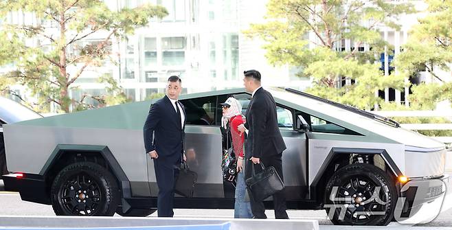 가수 지드래곤(GD)이 지난해 11월 해외 일정을 위해 출국하고자 인천국제공항 2터미널에 도착했다. 이날 GD는 테슬라의 전기픽업트럭 사이버트럭에서 하차했다. [뉴스1]