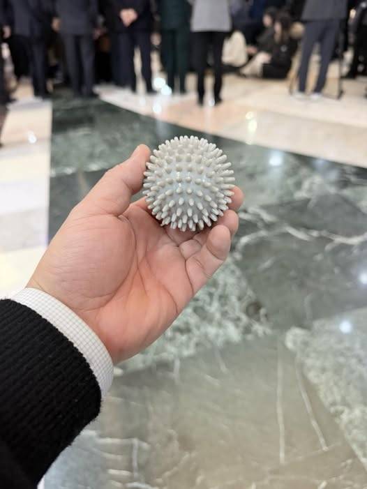 이건용 국민의힘 원내대표실 국장이 페이스북에 게시한 사진. 게시글에는 ‘당대표 손에 쥐어졌던 투지의 볼’이라는 설명이 담겼다. [사진 출처 = 페이스북]