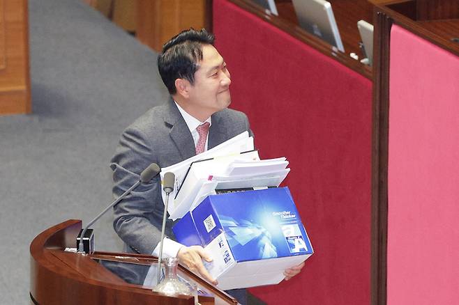 장동혁 국민의힘 대표가 23일국회에서 열린 본회의에서 무제한 토론을 마친 후 퇴장하고 있다. [사진 출처 = 뉴스1]