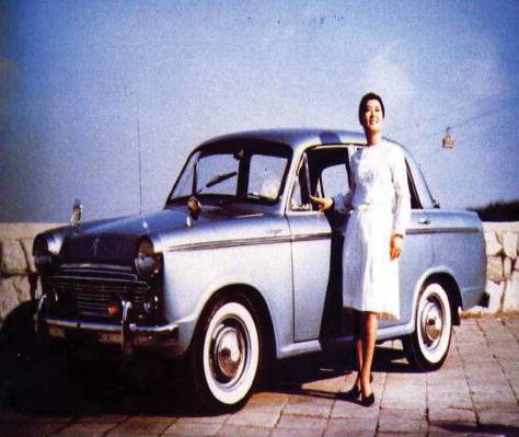 1962년 국내 최초의 근대식 자동차 제조업체인 새나라자동차가 만든 '새나라' 옆에서 모델이 포즈를 취하고 있다.