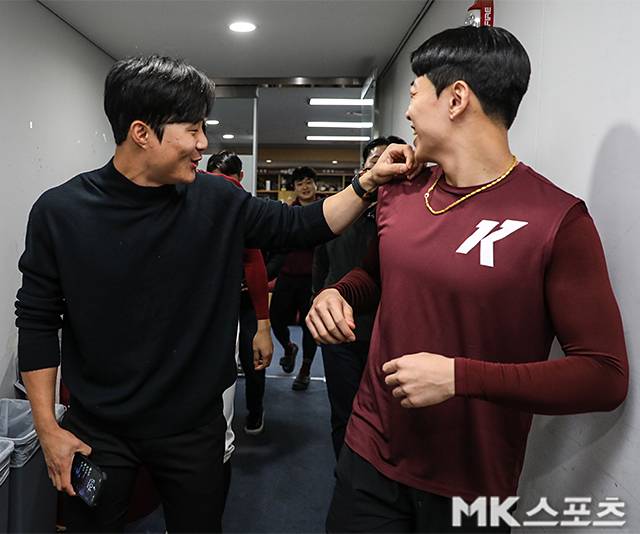 지난 2022년 한국시리즈 도중 고척돔을 찾은 김하성(왼쪽)이 송성문(오른쪽)과 인사를 나누고 있다. 사진= MK스포츠 DB