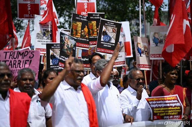 (첸나이 AFP=뉴스1) 심서현 기자 = 인도 공산당 당원들이 5일(현지시간) 인도 첸나이에서 도널드 트럼프 미국 대통령의 관세 정책에 항의하는 시위를 벌이고 있다. 2025.09.05.  ⓒ AFP=뉴스1  Copyright (C) 뉴스1. All rights reserved. 무단 전재 및 재배포,  AI학습 이용 금지. /사진=(첸나이 AFP=뉴스1) 심서현 기자
