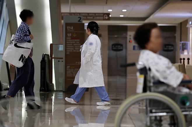 주요 보험사가 낮아진 평균 공시이율에 맞춰 상품개정을 위해 청약서를 회수하고 있어 보험료 인상이 불가피할 것으로 보인다. 사진은 서울 한 대학병원. /사진=뉴시스