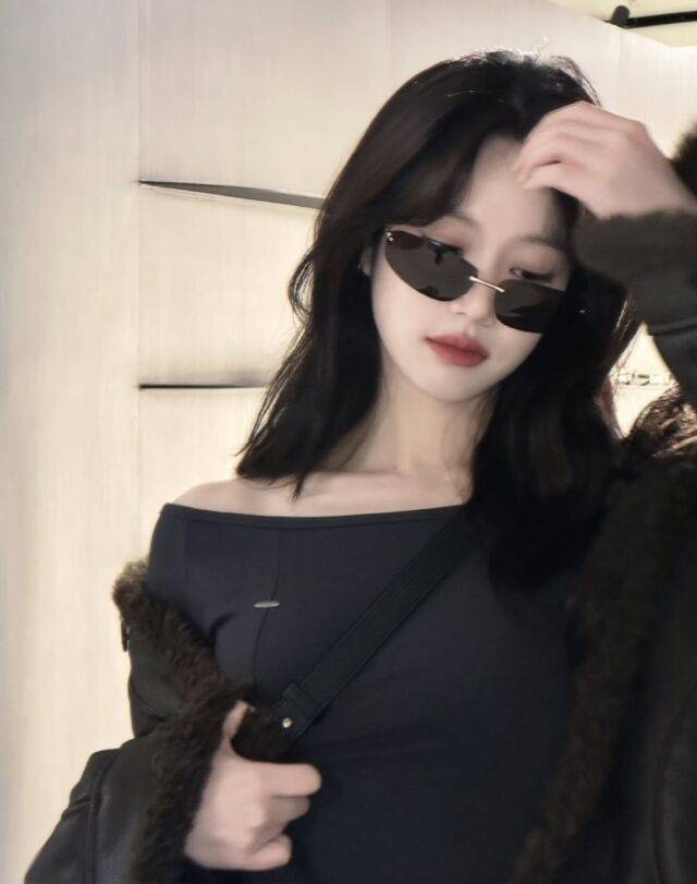 이유비가 선글라스를 착용하며 시크한 비주얼을 뽐냈다. / 이유비 인스타그램