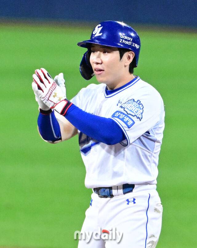 2025년 10월 14일 오후 대구 삼성라이온즈파크에서 열린 '2025 신한 SOL Bank KBO 포스트시즌' SSG 랜더스와 삼성 라이온즈의 준플레이오프 4차전 경기. 삼성 김지찬이 3회말 1사 1.2루에서 1타점 적시타를 친 뒤 기뻐하고 있다./마이데일리