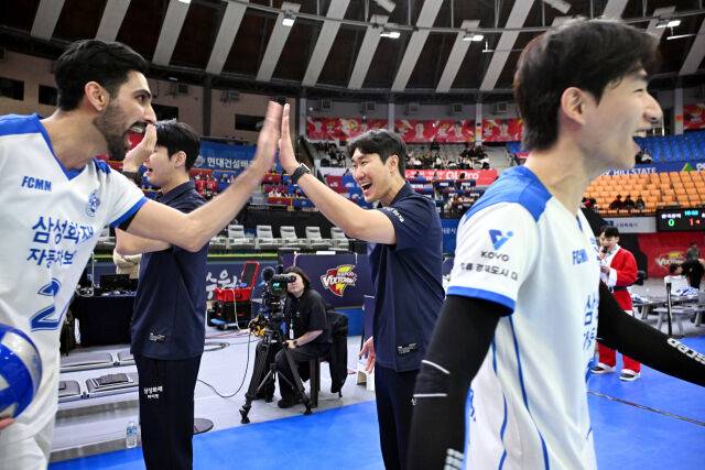 삼성화재 고준용 감독대행이 코트에 들어서는 선수들과 힘차게 하이파이브를 하고 있다. / 한국배구연맹( KOVO)