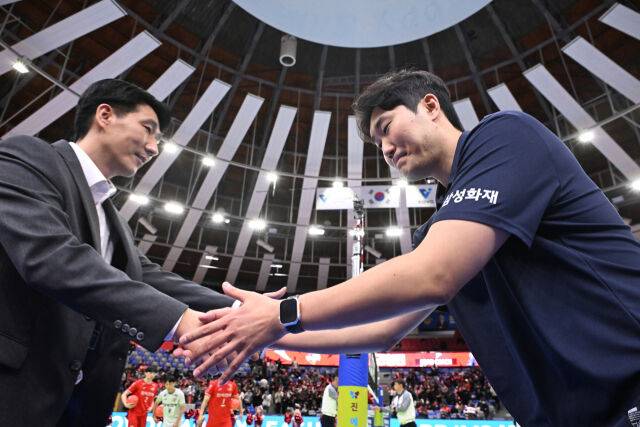 경기 전 한국전력 권영민 감독(왼쪽)과 삼성화재 고준용 감독대행이 악수를 하고 있다. / 한국배구연맹( KOVO)