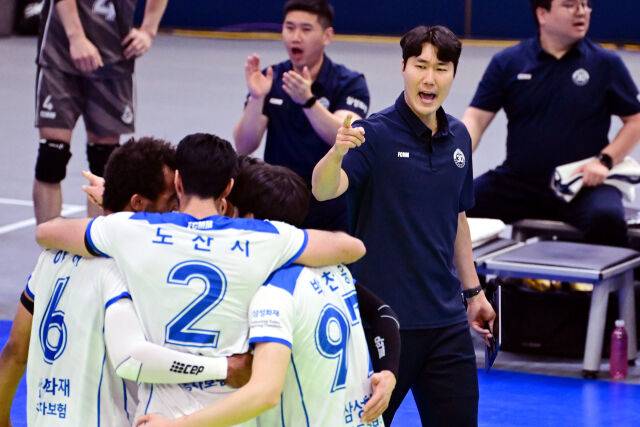 선수들에 득점에 기뻐하는 삼성화재 고준용 감독대행 / 한국배구연맹( KOVO)