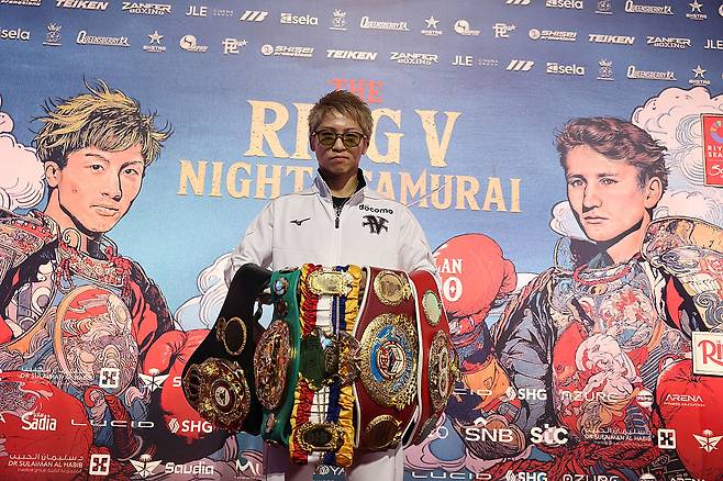 사우디아라비아 리야드의 글로벌 시어터에서 23일(현지시간) 열린 대회 전 행사에서 슈퍼밴텀급 통합 챔프 이노우에 나오야가 벨트 5개를 주렁주렁 팔에 달고 사진 촬영에 응하고 있다. [게티이미지]