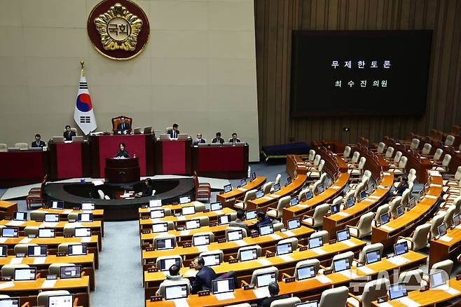 [서울=뉴시스] 김명년 기자 = 23일 서울 여의도 국회에서 열린 제430회국회(임시회) 제2차 본회의에서 최수진 국민의힘 의원이 정보통신망 이용촉진 및 정보보호 등에 관한 법률 일부개정법률안(대안)에 대한 반대 무제한토론(필리버스터)을 하고 있다. 2025.12.23. kmn@newsis.com
